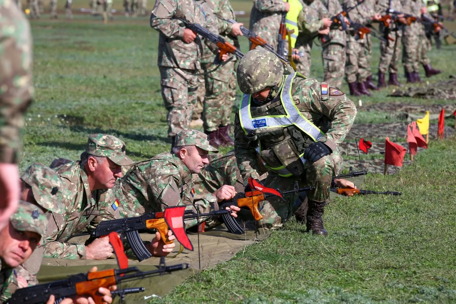Soldați în timpul antrenamentului militar pe câmpul de exerciții.