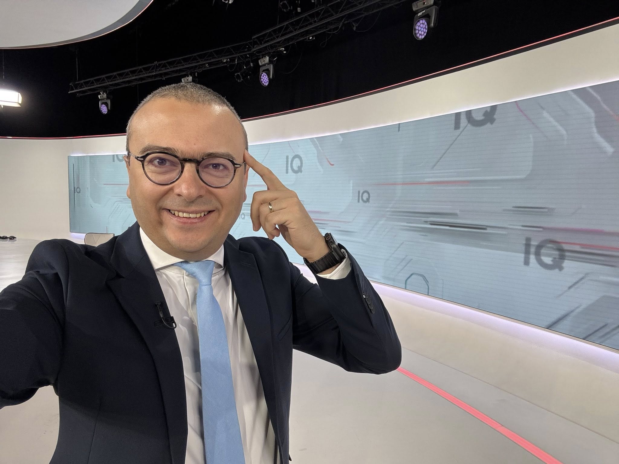 Analist discutând despre prețurile imobiliare și transparența pieței.