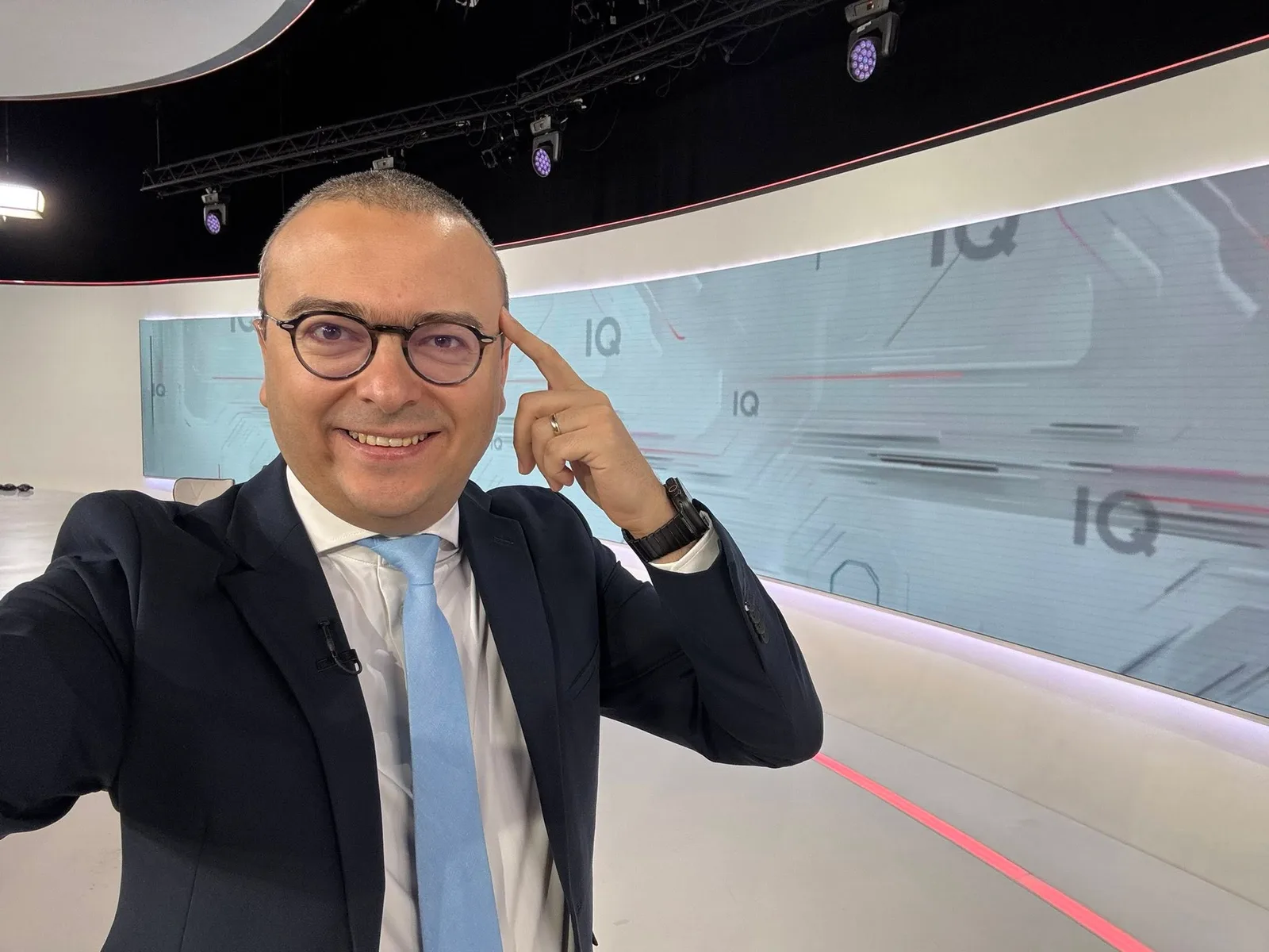 Analist discutând despre prețurile imobiliare și transparența pieței.