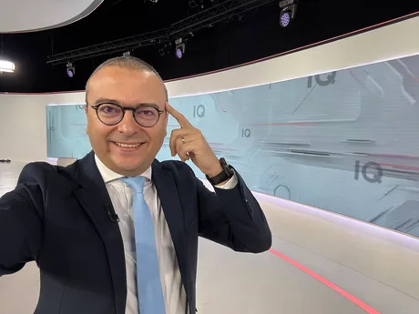 Analist discutând despre prețurile imobiliare și transparența pieței.