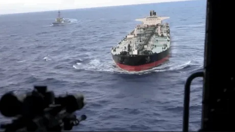 Petrolierul Aquila II navigând pe ocean, sub supravegherea marinei americane.