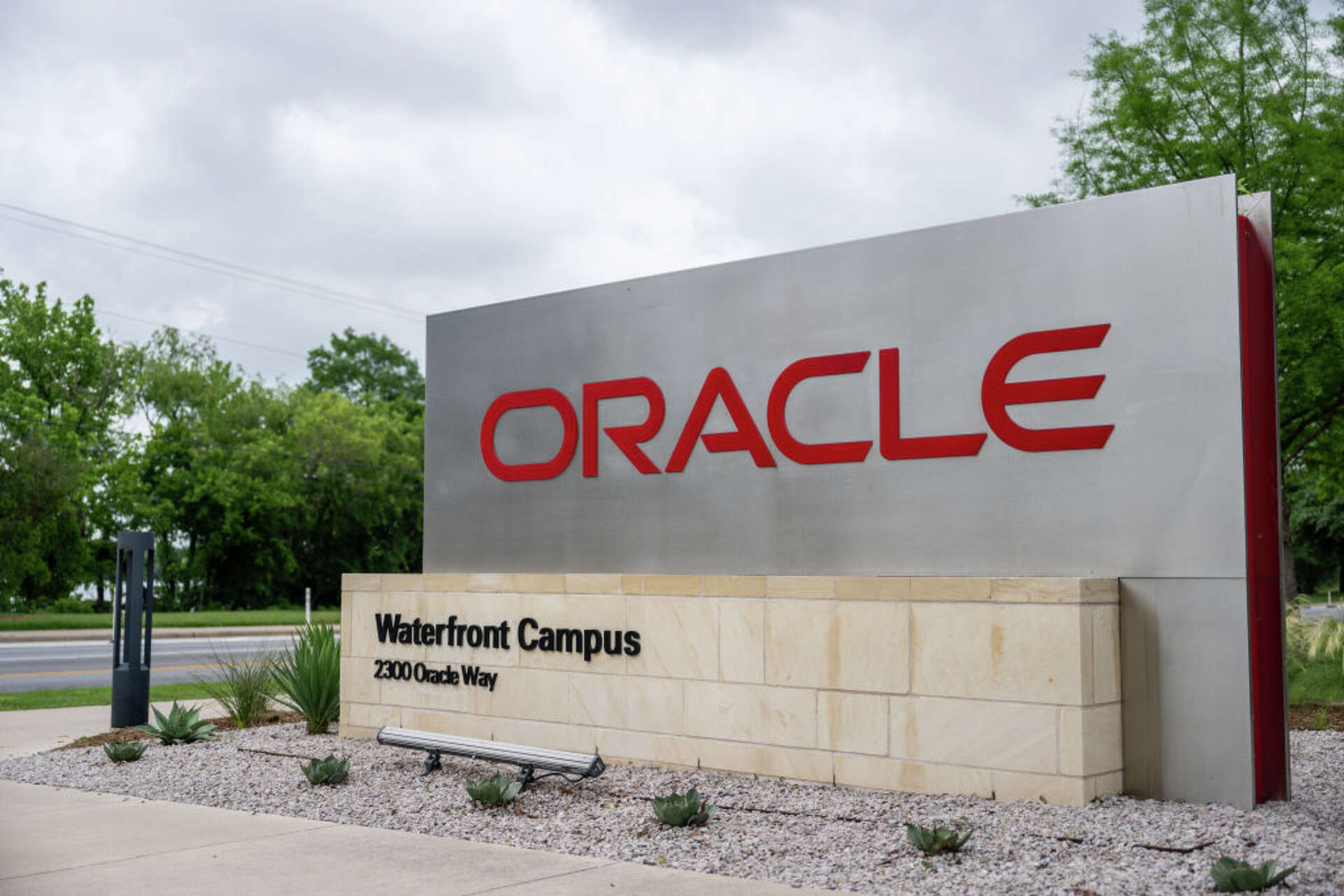 Oracle ar putea concedia până la 30.000 de angajați – presiunea financiară a investițiilor uriașe în centre de date AI
