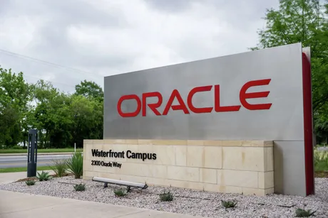 Oracle ar putea concedia până la 30.000 de angajați – presiunea financiară a investițiilor uriașe în centre de date AI