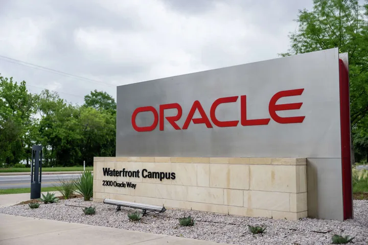 Oracle ar putea concedia până la 30.000 de angajați – presiunea financiară a investițiilor uriașe în centre de date AI