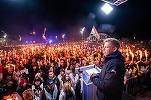 O mulțime de oameni la un miting politic nocturn în Ungaria.
