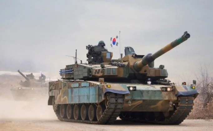 Tancuri K2 în mișcare, simbol al parteneriatului militar între Polonia și Coreea de Sud.
