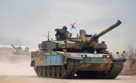 Tancuri K2 în mișcare, simbol al parteneriatului militar între Polonia și Coreea de Sud.