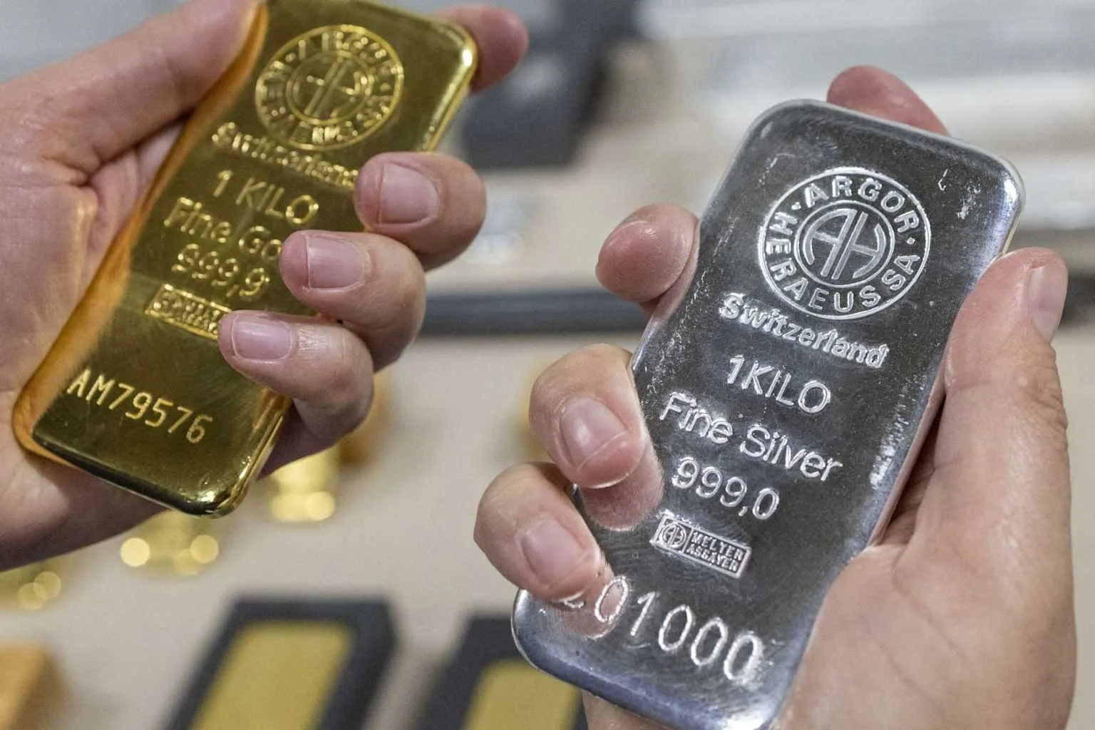 Bari de aur și argint, simboluri ale valorii în vremuri de incertitudine.