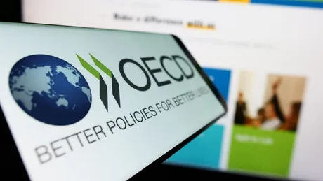 Logo-ul OCDE pe un ecran, simbolizând angajamentul României.