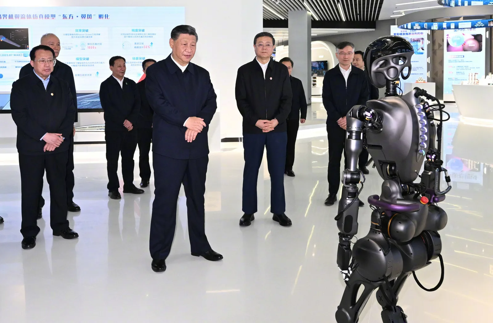 Lideri chinezi discutând despre inovații tehnologice și strategii de dezvoltare.