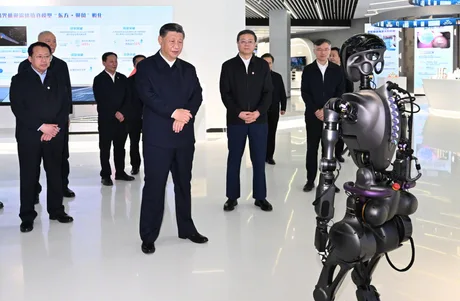 Lideri chinezi discutând despre inovații tehnologice și strategii de dezvoltare.