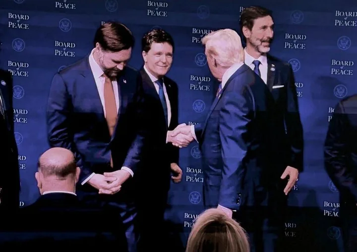 Nicușor Dan și Donald Trump se salută la Board of Peace în Washington.