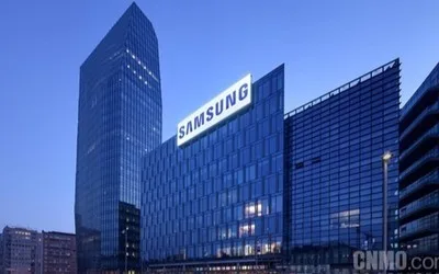 Clădire modernă Samsung iluminată la apus, simbol al inovației tehnologice.