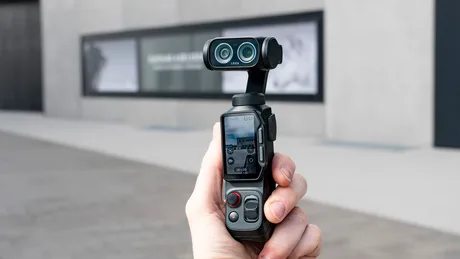 Cameră de vlogging cu ecran detașabil și control la distanță, ideală pentru creatori.