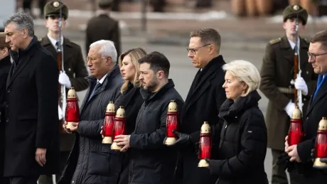 Ursula von der Leyen și lideri europeni la o întâlnire oficială.
