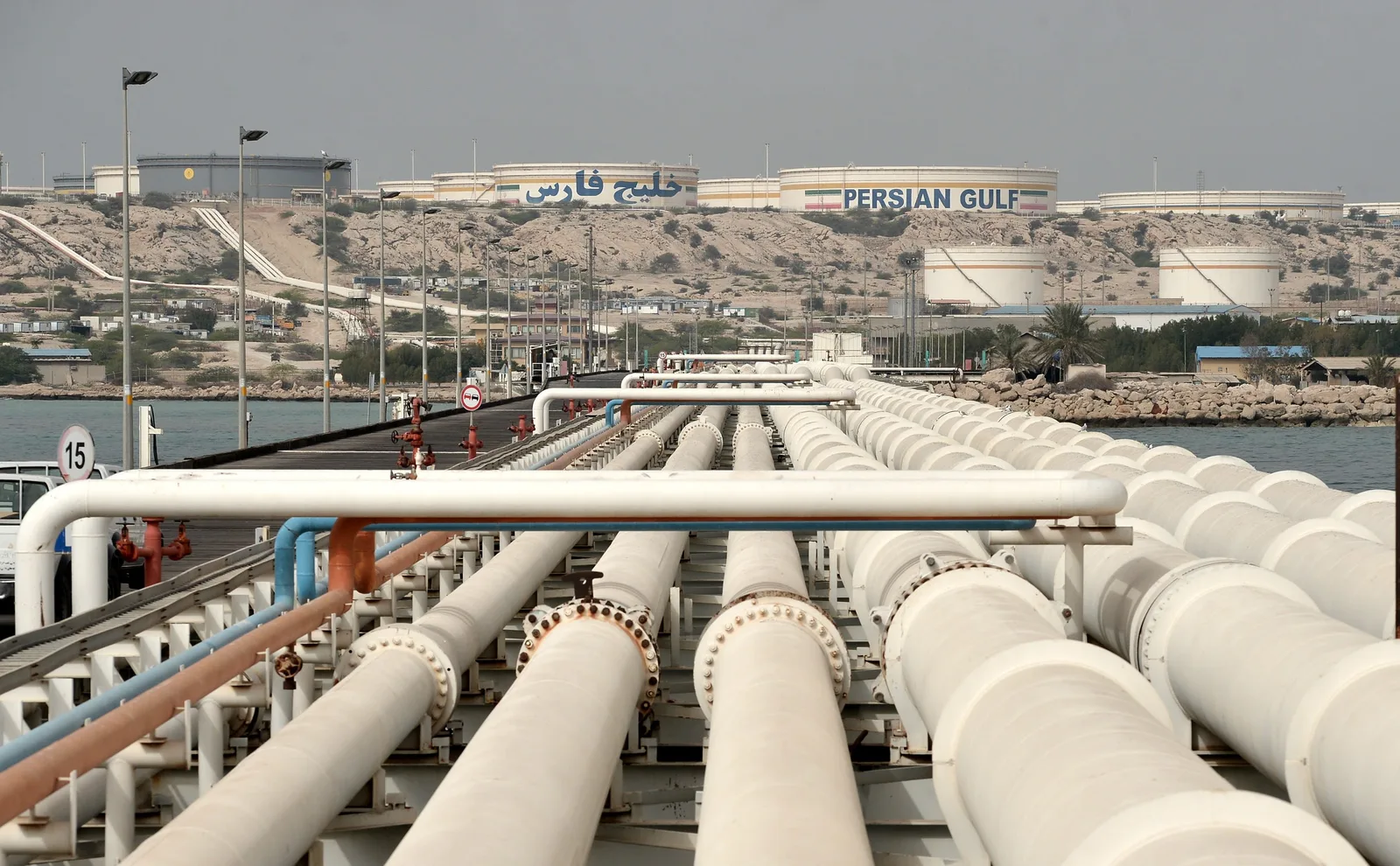 Instalații petroliere pe insula Kharg, un punct strategic pentru Iran.