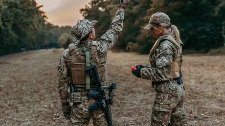 Recrutare militară în Estonia, femei și bărbați în uniformă.