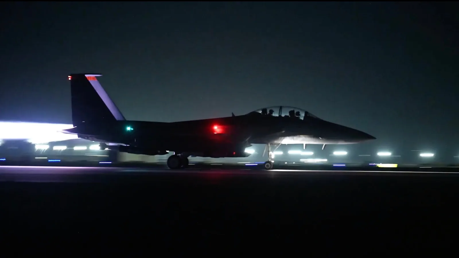 Avion militar american decolând pe timp de noapte în Siria.