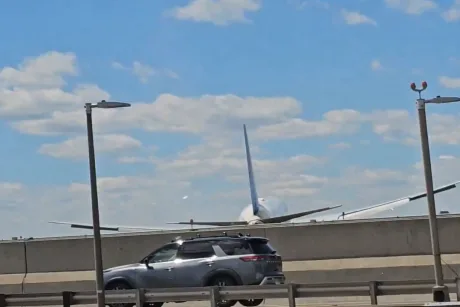 Avionul United Airlines aterizează aproape de autostradă, incident grav în New Jersey.