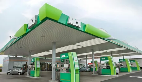 Stație de benzină MOL cu design modern și culori vii.
