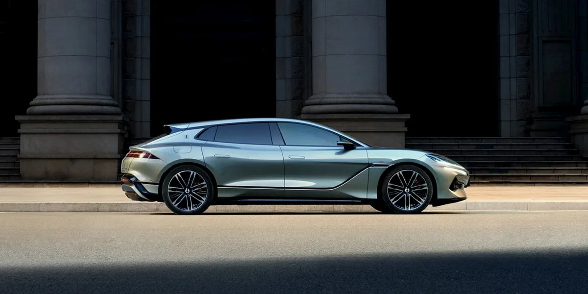 Denza Z9 GT, un vehicul electric de lux cu design elegant.