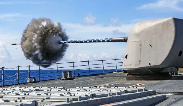 Tunul de punte al Marinei SUA în acțiune pe mare.