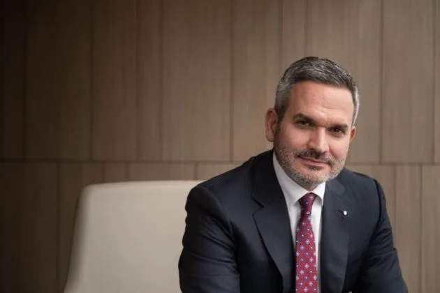 Directorul Băncii Transilvania discutând despre rezultatele financiare.