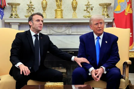 Emmanuel Macron și Donald Trump discutând despre Groenlanda în biroul oval.