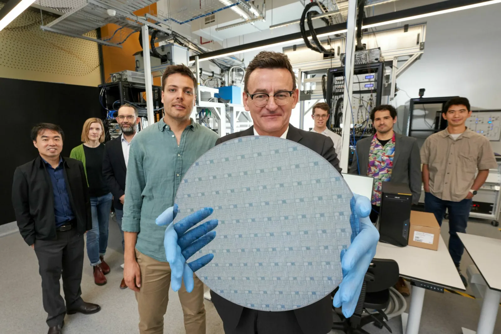 Specialiști în semiconductori discutând despre inovații și colaborări internaționale.