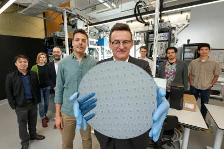 Specialiști în semiconductori discutând despre inovații și colaborări internaționale.