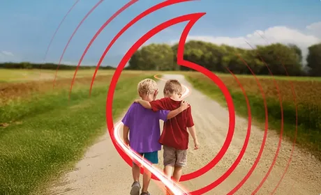 Doi copii merg pe un drum, simbolizând conexiunea între rețele.