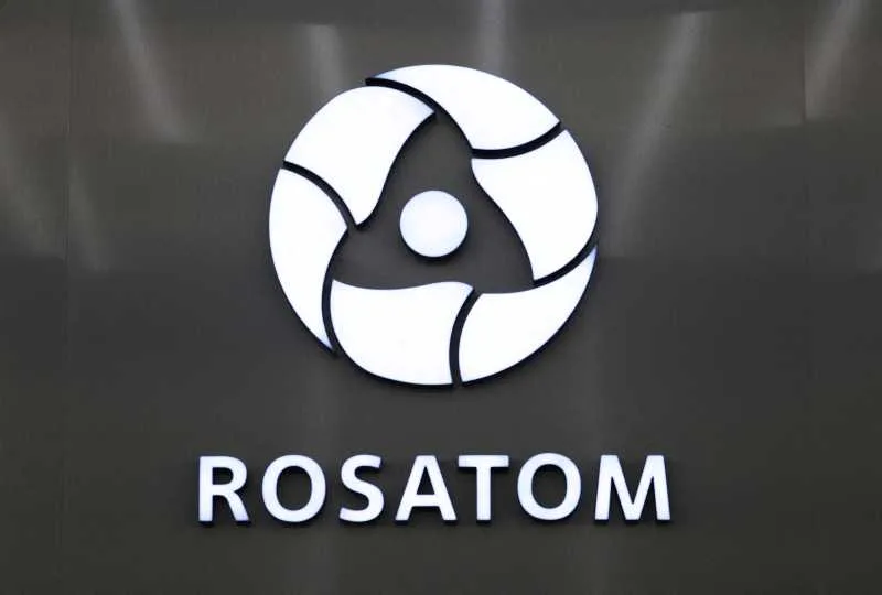 Logo-ul companiei Rosatom, simbolizând energia nucleară.