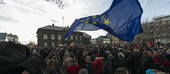O mulțime de oameni protestează în fața clădirii parlamentului din Reykjavik.