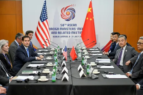 Discuții între oficiali chinezi și americani la o întâlnire diplomatică importantă.