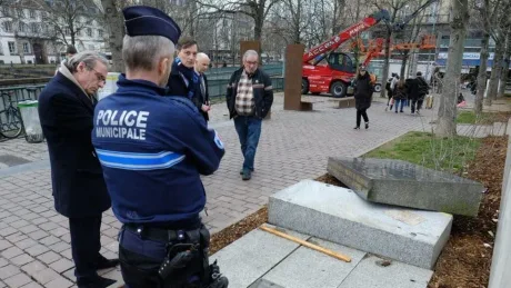 Autoritățile investighează vandalizarea unui memorial în Paris.