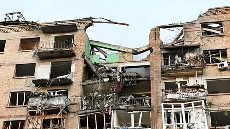 Clădire distrusă în urma atacurilor aeriene din Kiev, evidențiind impactul conflictului.
