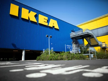 Exteriorul magazinului IKEA din Croydon, cu logo mare și accesibilitate.