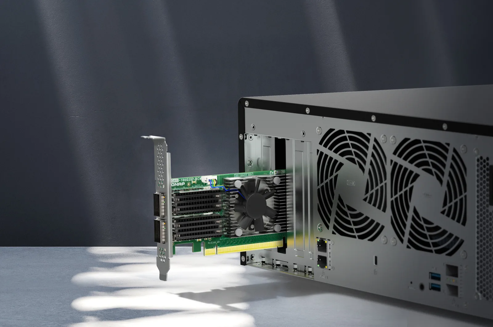 Placă de rețea QNAP instalată într-un sistem NAS, evidențiind porturile QSFP28.