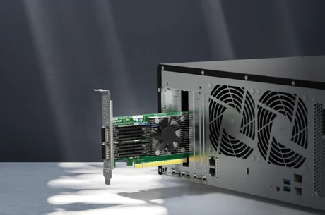 Placă de rețea QNAP instalată într-un sistem NAS, evidențiind porturile QSFP28.