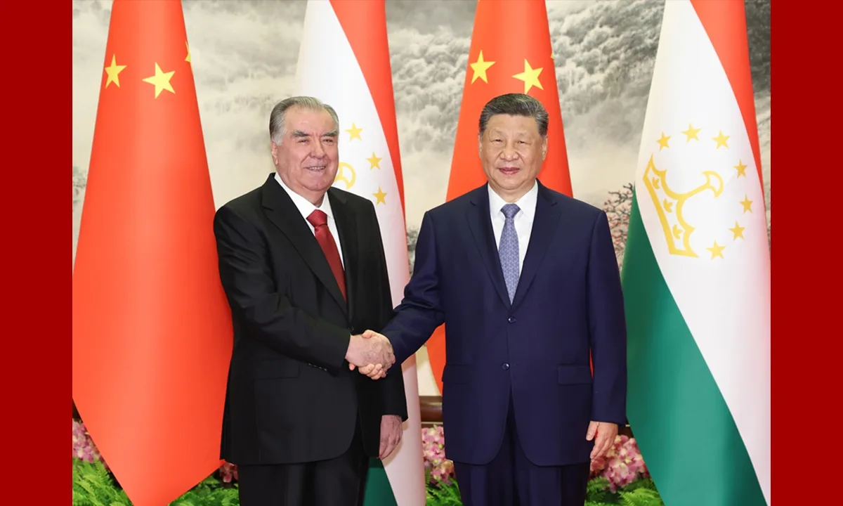 Xi Jinping și liderul tadjik se salută la Beijing, simbolizând cooperarea bilaterală.