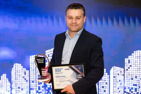 Ciprian Ciucu la un eveniment, prezentând realizările Primăriei București.