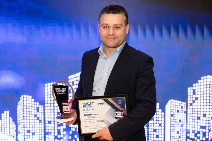 Ciprian Ciucu la un eveniment, prezentând realizările Primăriei București.