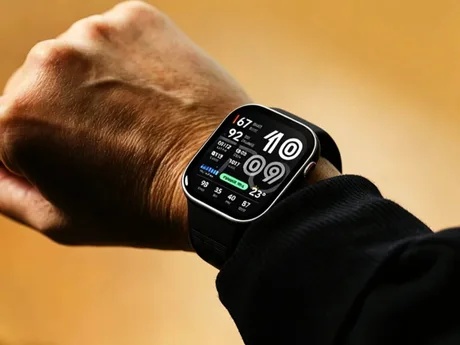 Ceas inteligent cu ecran AMOLED și autonomie extinsă pe un braț.