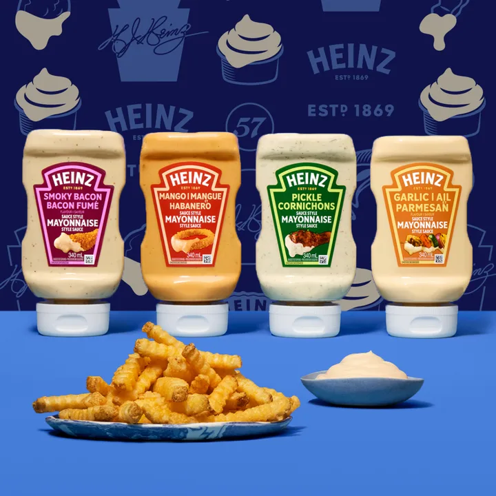Produse Heinz pe un fundal albastru, cu cartofi prăjiți și sosuri diverse.