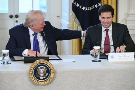 Marco Rubio și Donald Trump discutând la o întâlnire oficială.