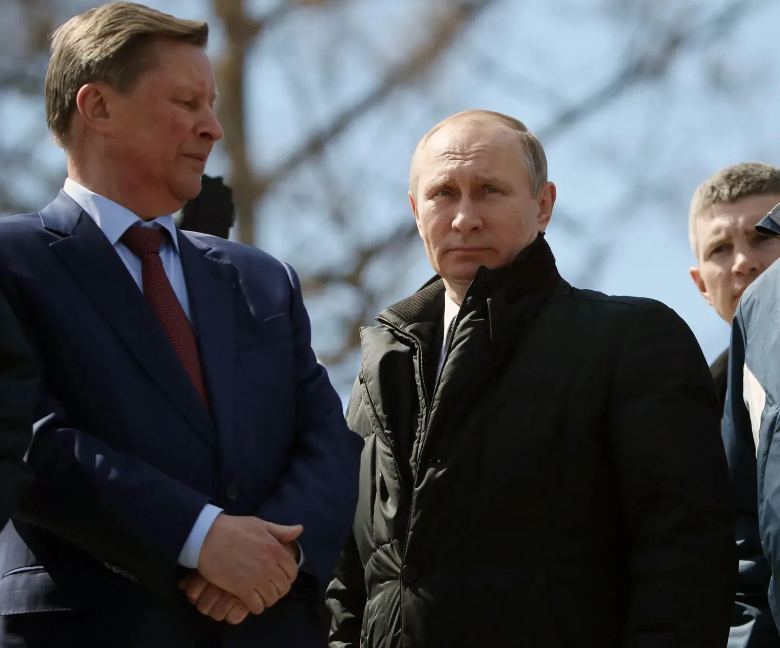 Vladimir Putin și un oficial discutând despre strategii de influență asupra Europei.