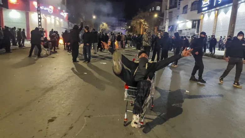 Protestatari în stradă, exprimându-și nemulțumirea față de regimul iranian.