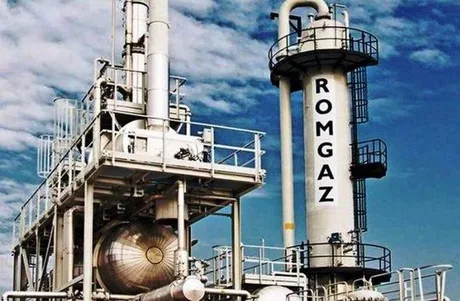 Instalație Romgaz sub un cer senin, simbol al industriei energetice.