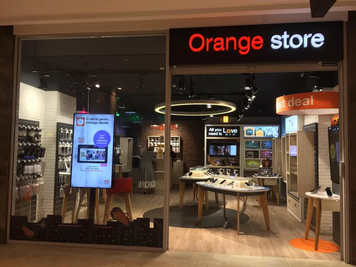 Magazin Orange cu diverse produse și oferte pentru clienți.