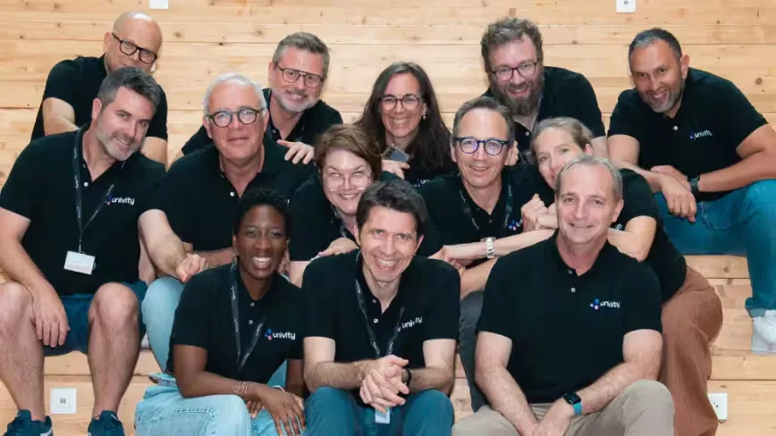 Echipa Univity reunită, pregătită pentru dezvoltarea sateliților 5G.